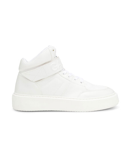 Sporty high top sneaker