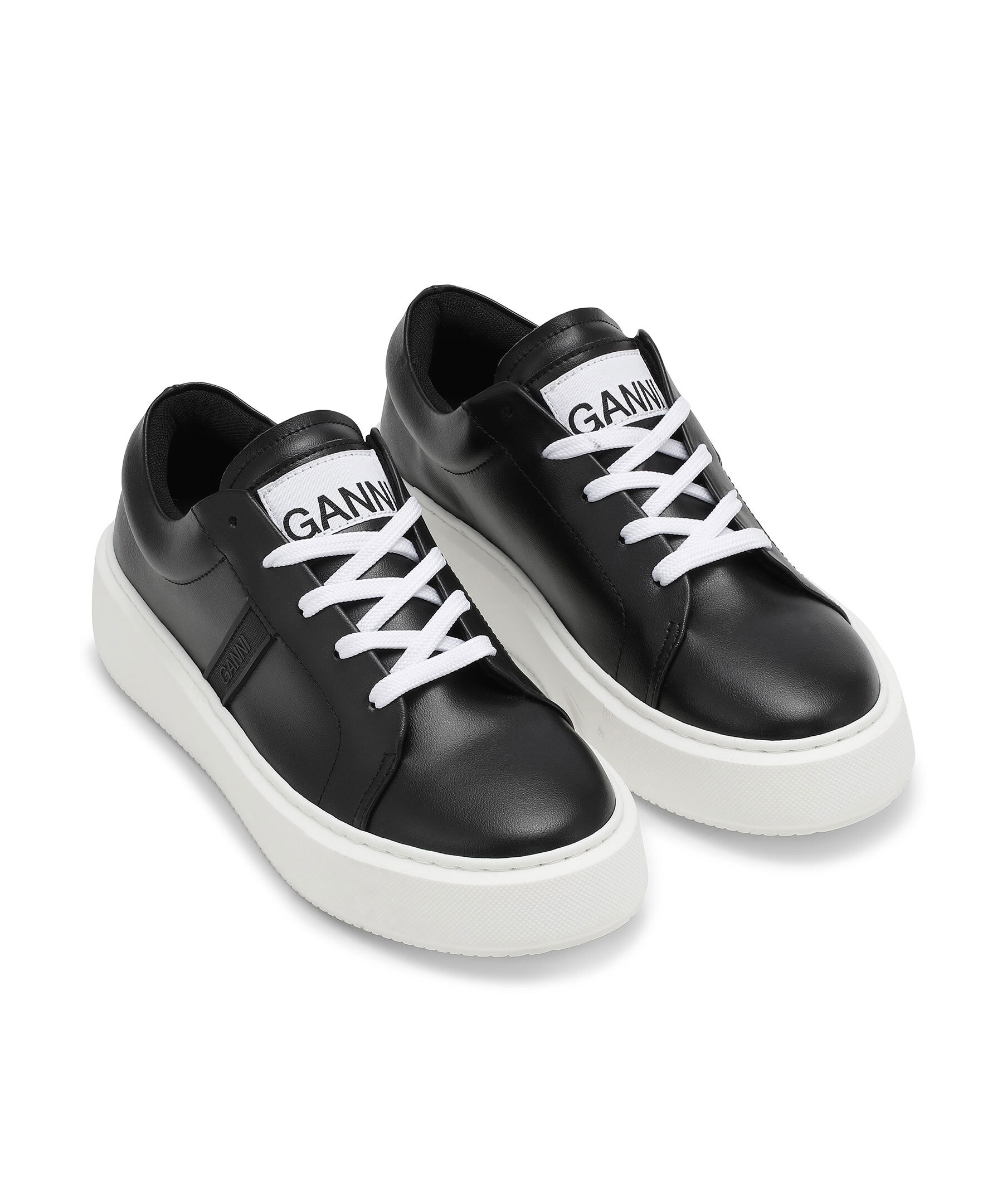 Sporty mix sneaker 2
